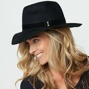 Isaac Mizrahi Live! Black Fedora Hat w/ Velvet Trim / Band & Gold Buckle Detail.